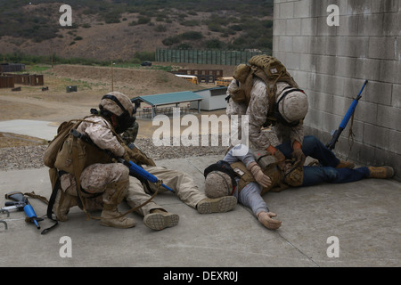 Marines con Delta Company, 1° Battaglione, 1° Reggimento Marine, cerca ruolo-giocatori che agiscono come nemico ucciso combattenti durante un Foto Stock