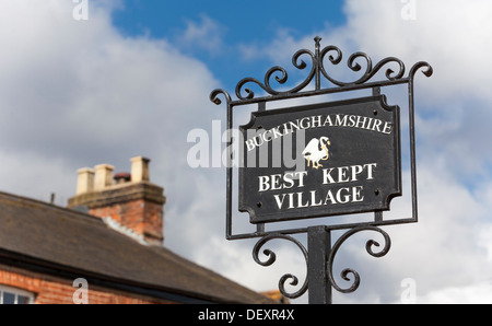 "Migliori tenute Village' firmare in Little Marlow, Buckinghamshire, Inghilterra, Regno Unito, Europa. Foto Stock