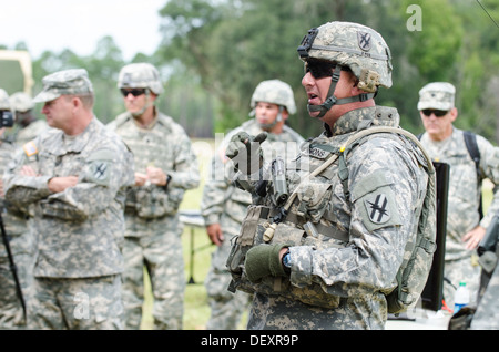 La XLVIII della brigata di fanteria Combat Commander Team, Col. Randall V. Simmons Jr., fatte osservazioni di apertura alla Georgia i datori di lavoro di Guar Foto Stock