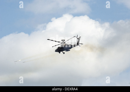 Un U.S. Esercito AH-64 Apache elicottero equipaggio assegnati alla 48th della brigata di fanteria combattere Team (IBCT) lancia missili Hellfire in Foto Stock