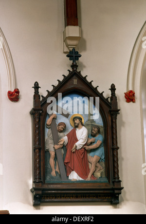 Falls Road Belfast Irlanda del Nord la Cattedrale di San Pietro Stazione Della Croce Gesù è caricato con la sua croce Foto Stock