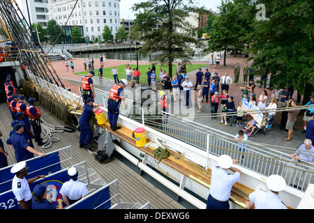 Il Coast Guard Barque Eagle mori a Portsmouth, Virginia, Venerdì, Settembre 13, 2013. Migliaia di persone hanno fermato da per visitare la storica Tall Ship. Foto Stock