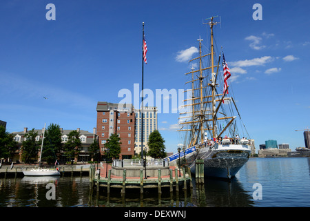 Il Coast Guard Barque Eagle ormeggiato a Portsmouth, Virginia, Domenica, Settembre 15, 2013. Migliaia di persone hanno fermato da per visitare la storica Tall Ship. Foto Stock