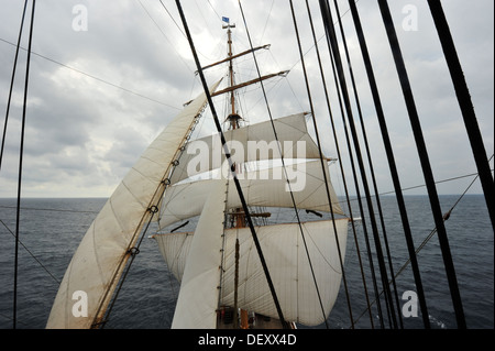 La Guardia Costiera Aquila barca a vela il lunedì, Sett. 16, 2013. Officer candidati appreso sul patrimonio nautico durante la caduta 2013 Distribuzione di OCS. Foto Stock