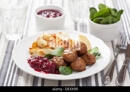 Svedese di polpette di carne con patate e lingon jam Foto Stock