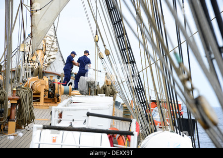 Marinaio Luis Caycho dalla guardia costiera di Boatswain Mate 'un' School e Guardia Costiera Barque Eagle membro di equipaggio marinaio Joel Sprowls stand lookout guarda il lunedì, Sett. 16, 2013. La vedetta watchstander serve come gli occhi, il naso e le orecchie della nave. Foto Stock