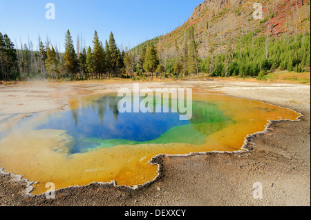 Piscina smeraldo, primavera calda sabbia nera bacino, il Parco Nazionale di Yellowstone, Wyoming USA Foto Stock