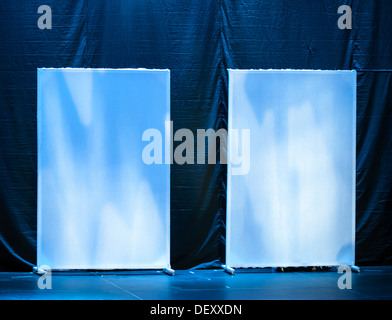 Abstract scenari teatrali stand sul palco con illuminazione blu Foto Stock