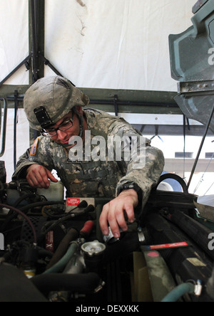 :GEORGIA GARRISSON TRAINING CENTER, Fort Stewart, Ga.-Sgt. Blake Cina, luce veicolo a ruote meccaniche, in Bravo Company, 148th Foto Stock