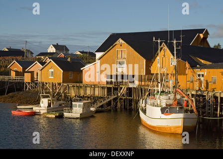 Le barche nel porto di Sørvågen, Sorvagen, isola di Moskenesøy, Moskenesoy, arcipelago delle Lofoten, Nordland, Norvegia, Europa Foto Stock