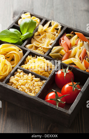 Varie la pasta in bianco e nero scatola di legno Foto Stock