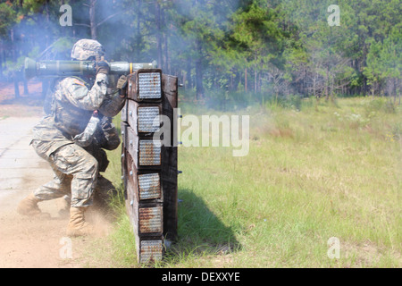 La Georgia GARRISON TRAINING CENTER, Fort Stewart, Ga.- La terra trema come Guardsman da tutta la xlviii della brigata di fanteria combattere Team (IBCT) fire A-4s mentre al 48th IBCT esportabile della lotta contro le capacità di formazione di rotazione. Foto Stock