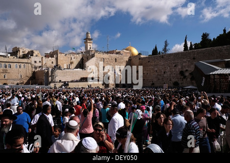 Gli Ebrei religiosi riuniti nella parete occidentale durante la festa di Sukot Città Vecchia di Gerusalemme Est Israele Foto Stock