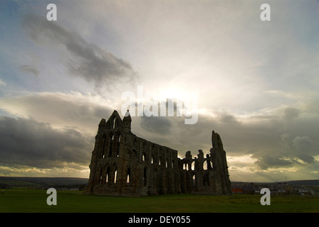Le rovine di Whitby Abbey contro un cielo drammatico, nello Yorkshire, Regno Unito, Europa Foto Stock