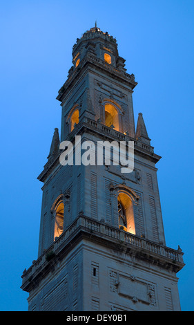 Il campanile, la torre campanaria del Duomo, Cattedrale, al blue ora, Piazza del Duomo, Lecce e Salento e Puglia Puglia Foto Stock