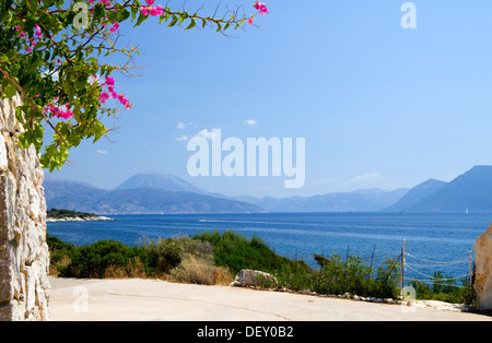 Vista sulle montagne della Grecia continentale da Limonari, isola di Meganisi, Lefkada, Isole Ionie, Grecia. Foto Stock