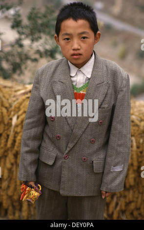 Chinese Boy in una zona rurale nei pressi di Datong nella provincia di Shanxi Cina Foto Stock