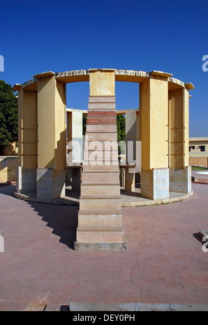 Jantar Mantar, una collezione di architettura di strumenti astronomici, costruito dal Maharaja Jai Singh II in città rosa di Jaipur Foto Stock