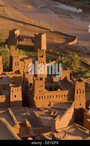 Il Ksar, città fortificata di Aït Ben Haddou, Sito Patrimonio Mondiale dell'UNESCO, e il fiume Ounila sul versante orientale dell'Alto Foto Stock