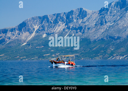 In barca da pesca Fanari, Atherinos Bay, Meganisi, Lefkada, Isole Ionie, Grecia. Foto Stock