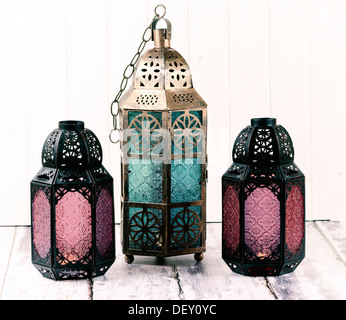 Tre vetro e lanterne in metallo Foto Stock