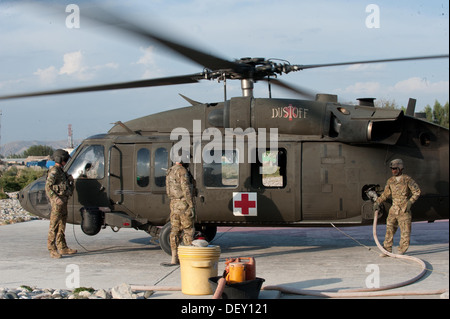 Stati Uniti I soldati dell esercito con il Medevac plotone 'Dustoff,' Azienda C, 3° Battaglione, 238th reggimento di aviazione, Task Force Dragon, rifornire il loro equipaggio di UH-60 Black Hawk elicottero dopo un paranco esercitazione in avanti una base operativa Fenty, Nangarhar provinc Foto Stock