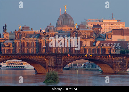 La cupola di vetro di Dresda Accademia delle Belle Arti dietro Augustusbruecke ponte che attraversa il fiume Elba nella luce della sera Foto Stock