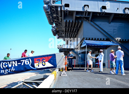 Gli ospiti possono camminare a bordo della portaerei USS Ronald Reagan (CVN 76) per un tour. Ronald Reagan, "America's ammiraglia, l' partecipa all'annuale Coronado Velocità Festival. Questo evento è stato creato nel 1997, per onorare i militari mentre vi gustate una ricca automob Foto Stock