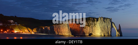 Chalk scogliere di Étretat con l arco naturale Porte d'Aval e l'ago Aiguille illuminata al blue ora dopo il tramonto Foto Stock