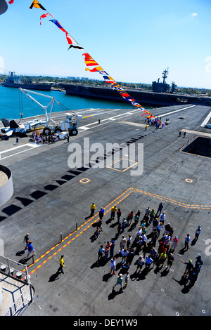 Gli ospiti tour il ponte di volo della portaerei USS Ronald Reagan (CVN 76) durante un tour. Ronald Reagan, "America's Flagship", partecipa all'annuale Coronado Velocità Festival. Questo evento è stato creato nel 1997, per onorare i militari mentre godendo Foto Stock