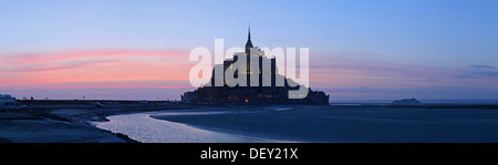 L'abbazia sulla cima dell'isola rocciosa Mont-Saint-Michel visto da sud al tramonto, Bassa Normandia, Francia, Europa Foto Stock