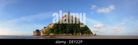 L'abbazia sulla cima dell'isola rocciosa Mont-Saint-Michel visto da nord, Bassa Normandia, Francia, Europa Foto Stock