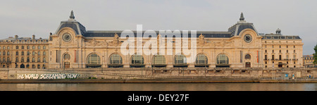 Il Museo d' Orsay alla mattina presto viste attraverso il fiume Senna, Parigi, Ile-de-France, Francia, Europa Foto Stock