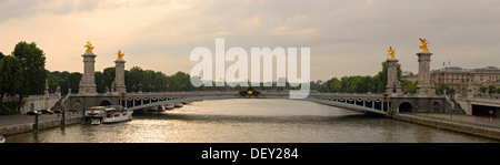 Il ponte Pont Alexandre III attraversando il Fiume Senna nelle prime ore del mattino, Parigi, Ile-de-France, Francia, Europa Foto Stock