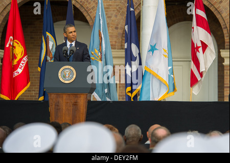 Stati Uniti Il presidente Barack H. Obama parla durante un memoriale per coloro i quali che sono stati uccisi nel corso di una sparatoria a Navy Yard, presso la Caserma marini a Washington D.C., Sett. 22, 2013. Dodici persone sono state uccise sett. 18, 2013. Foto Stock