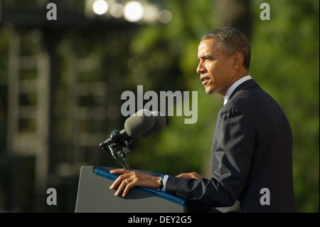 Stati Uniti Il presidente Barack H. Obama parla durante un memoriale per coloro i quali che sono stati uccisi nel corso di una sparatoria a Navy Yard, presso la Caserma marini a Washington D.C., Sett. 22, 2013. Dodici persone sono state uccise sett. 18, 2013. Foto Stock