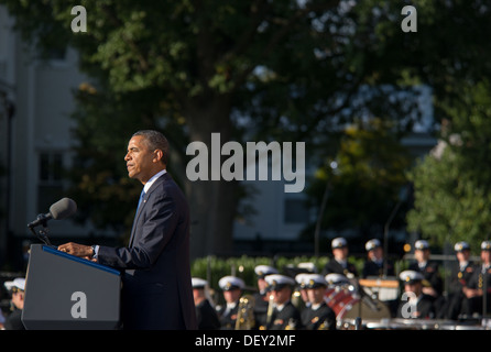 Stati Uniti Il presidente Barack H. Obama parla durante un memoriale per coloro i quali che sono stati uccisi nel corso di una sparatoria a Navy Yard, presso la Caserma marini a Washington D.C., Sett. 22, 2013. Dodici persone sono state uccise sett. 18, 2013. Foto Stock