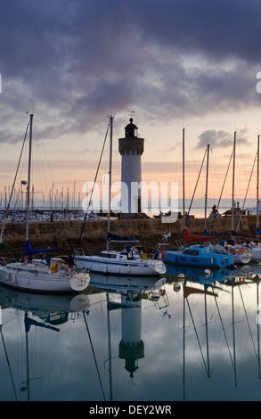 Faro e barche si riflette nel porto orientale al mattino presto, Port-Haliguen in Quiberon, Bretagna meridionale Foto Stock
