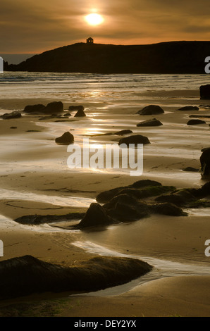 Spiaggia di Côte Sauvage al tramonto, una solitaria casa in distanza, sul lato ovest della penisola di Quiberon Foto Stock