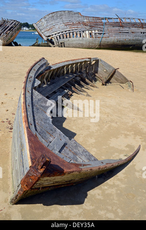 I relitti di due vecchie navi di legno sulle rive del fiume Étel, Bretagna meridionale, Bretagne, Francia, Europa Foto Stock