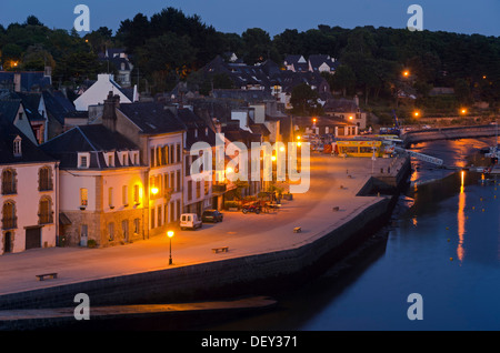 Il centro della città vecchia Auray presso le rive del fiume Loc'h al blue ora, crepuscolo, Bretagna meridionale, Bretagne, Francia Foto Stock