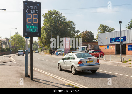 Segno elettronico che mostra la velocità del veicolo. Auto entro il limite di velocità quando si passa da un regime di traffico spia, Nottinghamshire, England, Regno Unito Foto Stock