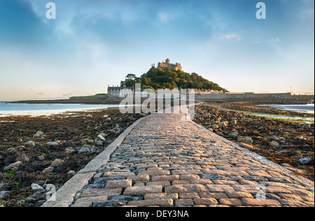 St Michaels Mount in Cornovaglia la controparte Ccornish di Mont Saint Michel in Normandia Foto Stock