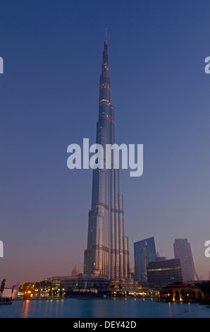 Il Burj Khalifa, noto anche come il Burj Dubai, all'alba, l'edificio più alto del mondo, Emirato di Dubai, Emirati Arabi Uniti Foto Stock