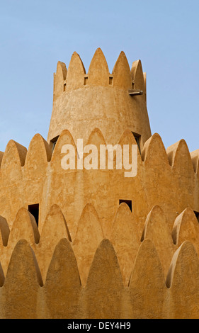 Una torre di Al Ain Palace Museum o Sheikh Zayed Palace Museum e Al Ain, Abu Dhabi, Emirati Arabi Uniti Foto Stock