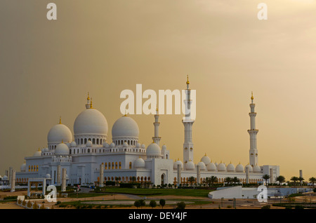 Sheikh Zayed grande moschea, al mattino, Abu Dhabi, Emirato di Abu Dhabi, Emirati Arabi Uniti Foto Stock