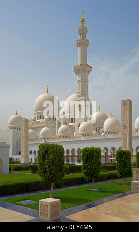 Il marmo bianco di cupole e minareti di Sheikh Zayed Grande Moschea di Abu Dhabi, Emirato di Abu Dhabi, Emirati Arabi Uniti Foto Stock