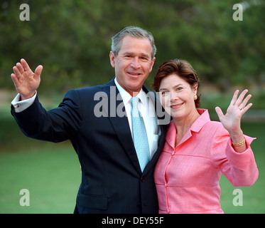 Il presidente americano George Bush e la First Lady Laura Bush nel loro ritratto ufficiale alla Casa Bianca il Giugno 20, 2004 a Washington, DC Foto Stock