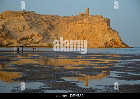 La costa rocciosa in Al Sawadi presso il golfo di Oman con una torre, Al Sawadi, Al Batinah, Oman Foto Stock