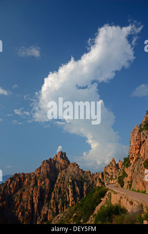 Il bizzarro tipiche rocce rosse delle Calanche di Piana sotto un cielo blu e alcune nuvole. Le Calanche di Piana è in western Foto Stock